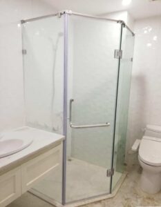 phòng tắm kính 135 độ