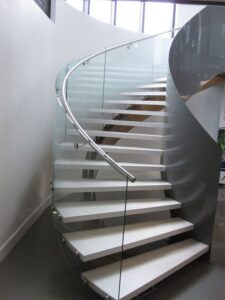 Cầu thang kính cường lực