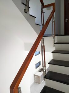 Cầu thang kính cường lực, tay vịn trỗ căm xe